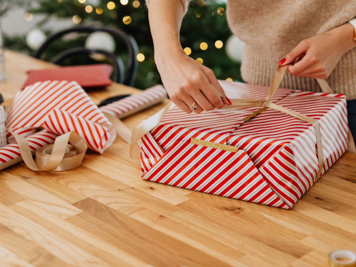 christmas-present-wrapping-hands-6928158f05aa7